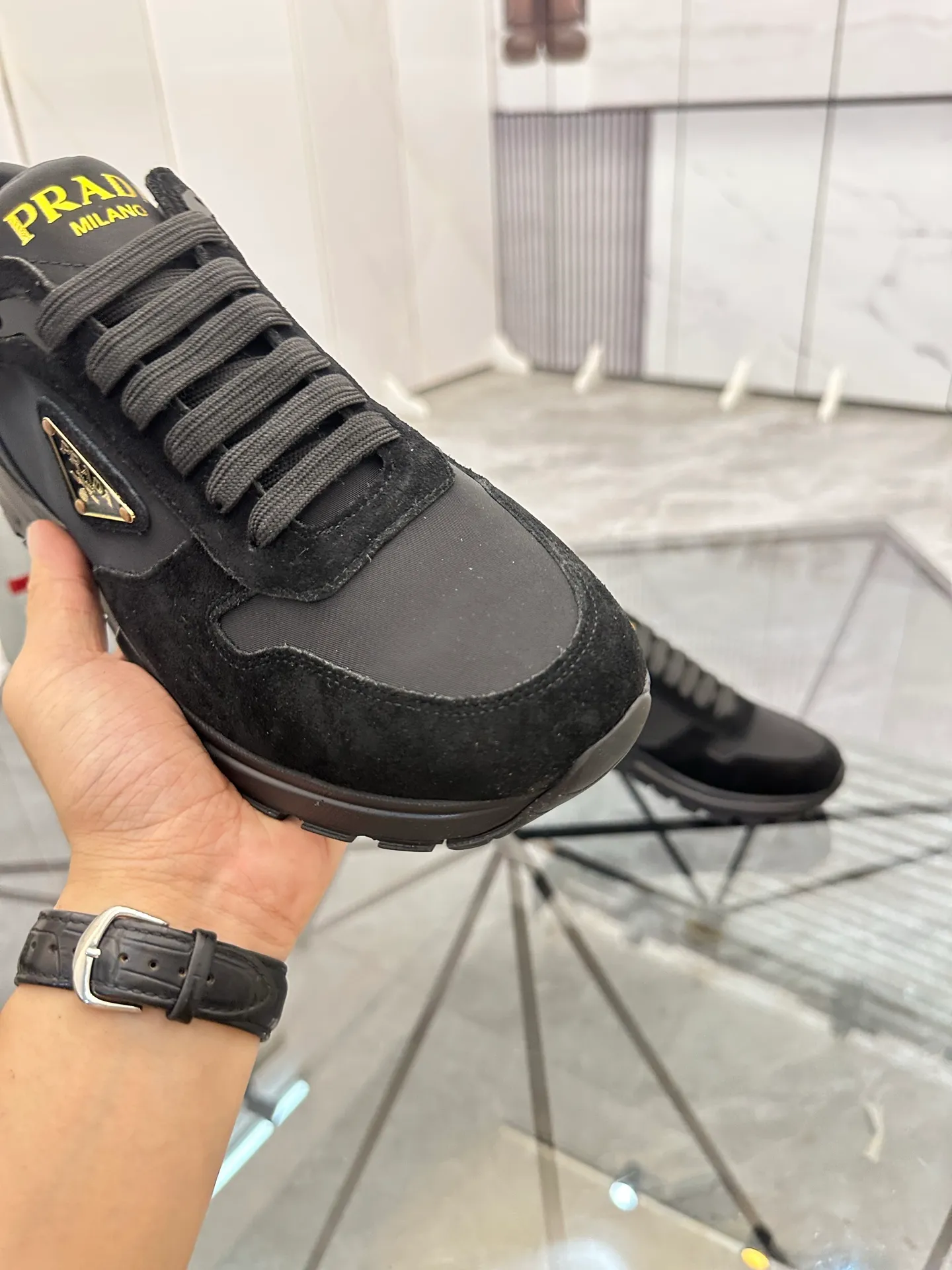 Men's shoes: 💰P580¥ High-end top quality Product trademark: Prada *"Prada*" low-top casual shoes Regular size: 38-45 (can be customized to 46) Product materials: upper imported first-layer nubuck leather spliced ​​with original materials, cowhide lining, cowhide feet, original outsole. Number: 832